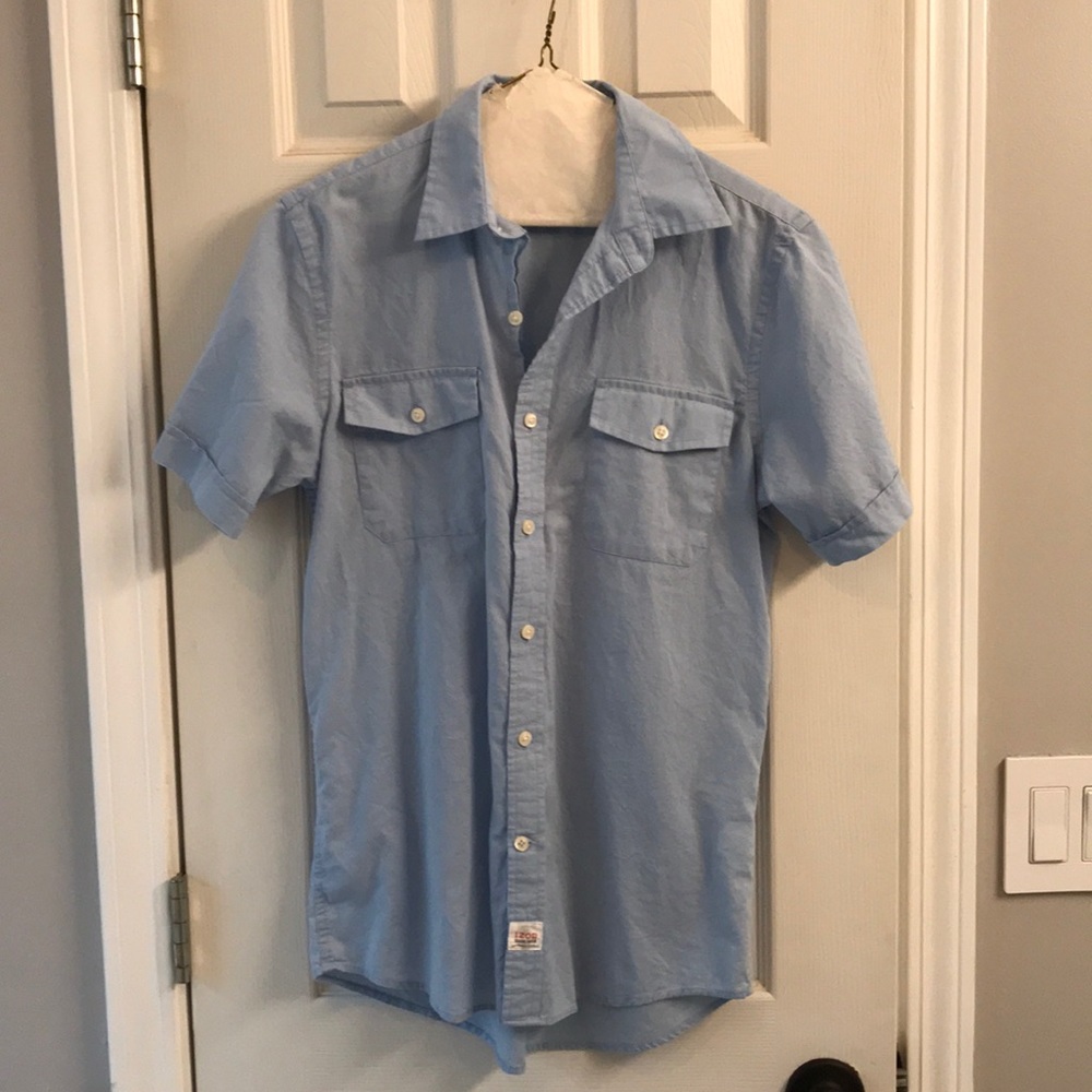S men’s IZOD light-weight blue button down.
